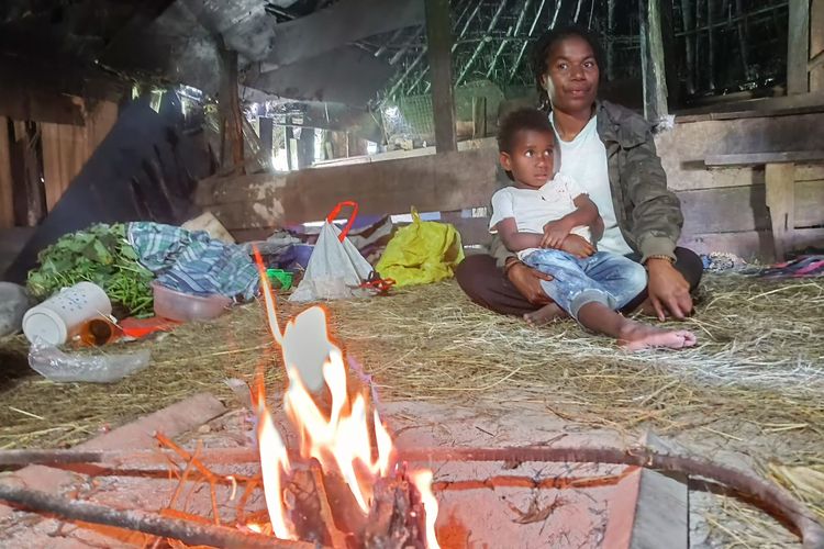 Potret kehidupan masyarakat Wamena yang ada dalam honai.