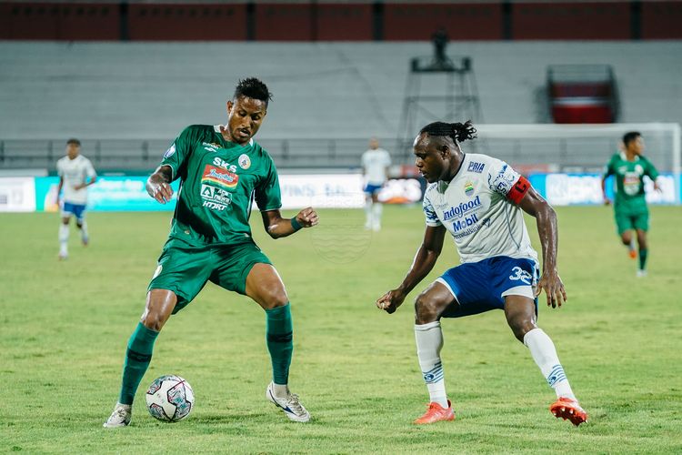 Penyerang PSS Sleman Wander Luiz (hijau) dibayangi pemain Persib Bandung Victor Igbonefo, saat kedua tim bertemu pada pekan ke-24 Liga 1 2021-2022 yang berlangsung di Stadion Kapten I Wayan Dipta, Gianyar, Jumat (11/2/2022).