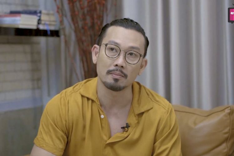 Denny Sumargo berbincang dengan Ayu Ting Ting. (Bidikan layar YouTube Qiss You TV). 