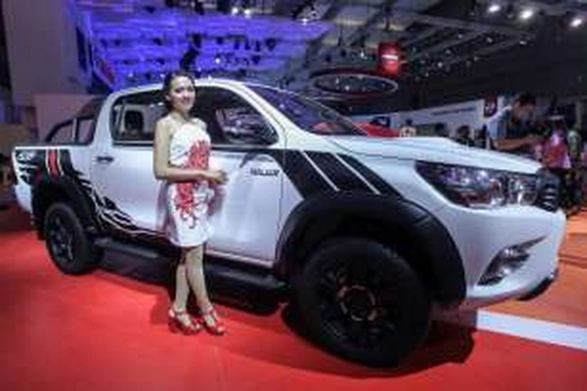 Sales promotion girl berpose saat pameran Indonesia International Motor Show 2016 di JIExpo Kemayoran, Jakarta, Kamis (7/4/2016). Pameran otomotif ini akan berlangsung hingga 17 April mendatang.