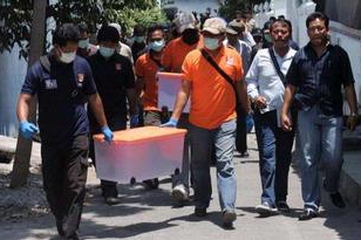 Barang bukti-Petugas kepolisian membawa barang bukti yang ditempatkan dalam tiga kontainer plastik yang ditemukan di kandang ayam dan depan WC Umum dekat rumah terduga teroris Joko Tri Priyanto (45) alias Joko Parkit alias Joko Gondrong alias Joko Jihad di Kampung Mondokan, Purwosari, Laweyan, Solo, Jawa Tengah, Minggu (23/9). Barang bukti yang dibawa berupa tiga jeriken zat kimia, potasium, satu karung potasium, dan beberapa samurai.   