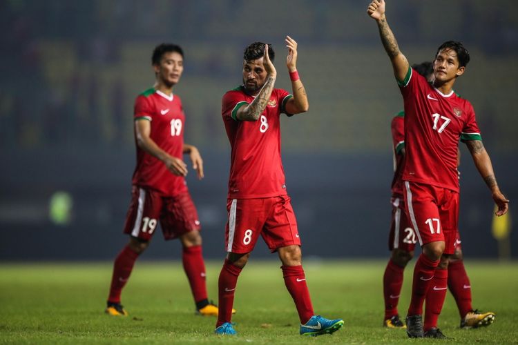 Pemain timnas Indonesia merayakan kemenangan di Stadion Patriot Candrabaga, Bekasi, Jawa Barat, Rabu (4/10/2017). Timas Indonesia Menang 3-1 melawan Timnas Kamboja.
