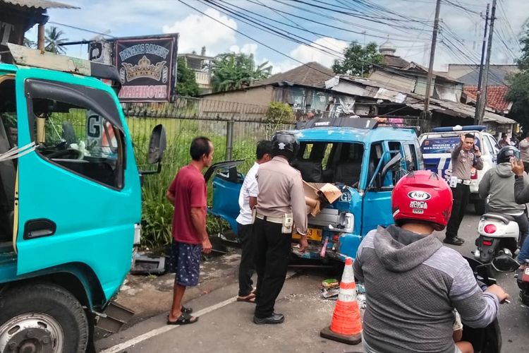 Angkot Adu Banteng dengan Truk Tangki Air di Bogor, Tiga Orang Luka