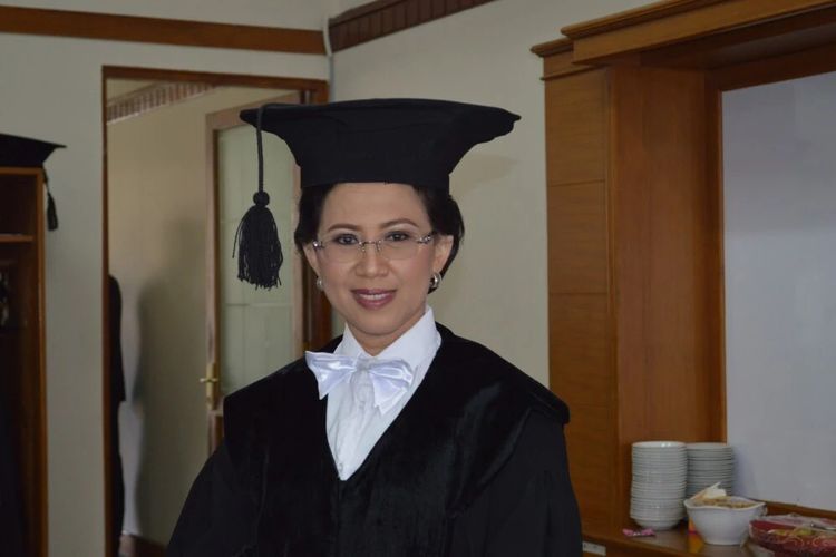 Profil Pendidikan Rektor UGM Ova Emilia, Pernah Kuliah di Skotlandia dan Australia