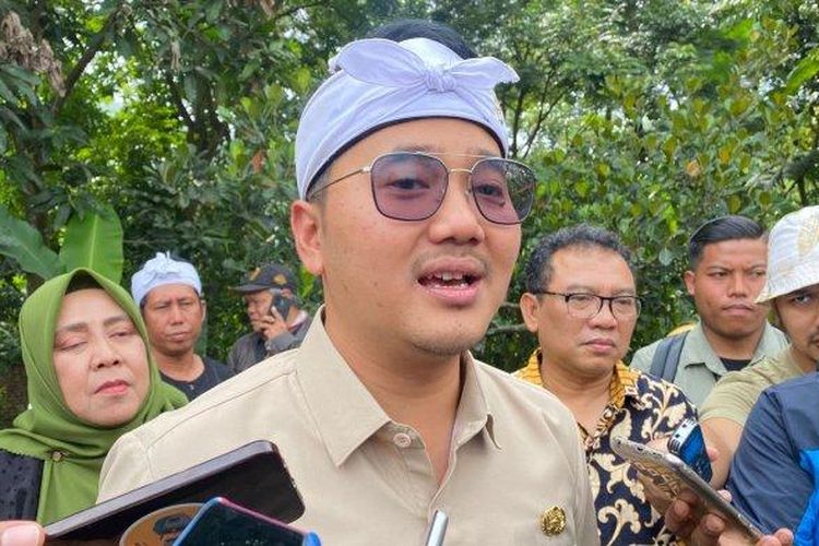 Wali Kota Cimahi, Adhitia Yudhistira saat ditemui di Kampung Adat Cireundeu pada Jumat (21/2/2025).

