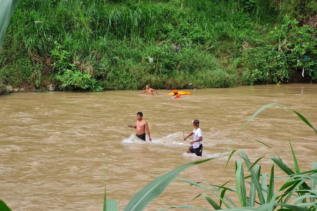 Evakuasi Mayat Pria Berjenggot Putih Ditemukan tergeletak di Sungai Oya, Playen, Gunungkidul, Jumat (18/3/2022)