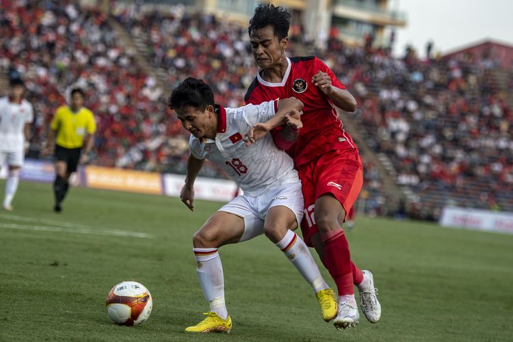 Pesepak bola timnas Indonesia U-22 Pratama Arhan Alif Rifai (kanan) mencoba merebut bola dari pesepak bola Vietnam Duc Phu Nguyen (kiri) pada pertandingan babak semifinal SEA Games 2023 di National Olympic Stadium, Phnom Penh, Kamboja, Sabtu (13/5/2023). Timnas Indonesia U-22 lolos ke babak final usai mengalahkan tim sepak bola Vietnam dengan skor 3-2. ANTARA FOTO/Muhammad Adimaja/aww.
