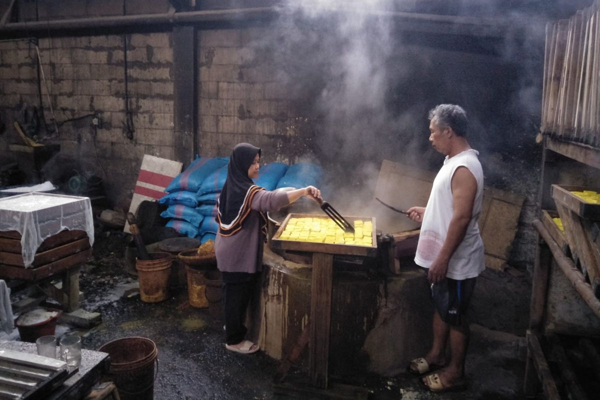 Pabrik tahu rumahan milik Irfan Suhendar di Jalan Kapuk, Margonda Raya, Depok.