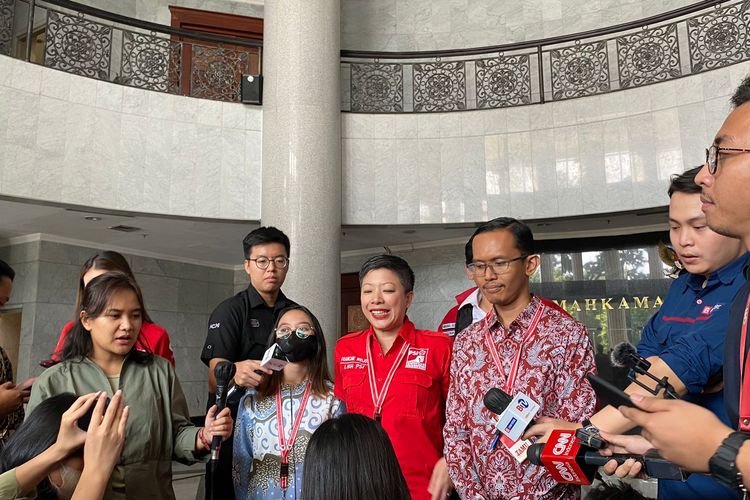 Direktur Lembaga Bantuan Hukum PSI, Francine Widjojo (baru merah sebelah kiri) di Gedung MK, Jakarta Pusat, Senin (16/10/2023).