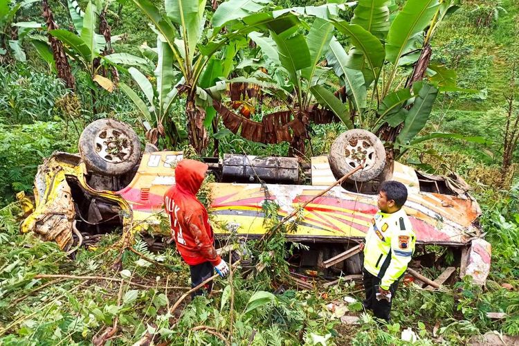 Kecelakaan rombongan pemudik dan tewaskan 3 orang, yang terperosok ke Jurang di Dusun Gondang Desa Wonorejo Kecamatan Jatiyoso Kabupaten Karanganyar, Kamis (16/2/2023), dini hari.