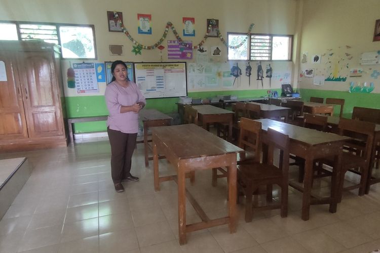 Ruang kelas V Sekolah Dasar Negeri Wijimulyo Lor (SDN Wijilor) di Kalurahan Wijimulyo, Kapanewon Nanggulan, Kabupaten Kulon Progo, Daerah Istimewa Yogyakarta. Barang-barang “vintage” masih bertahan di sekolah ini.