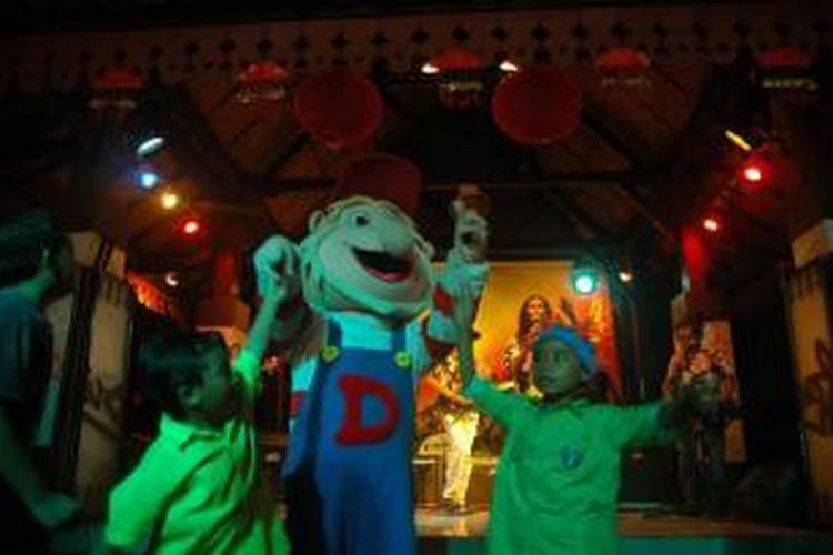 Maskot Dunia Fantasi, Taman Impian Jaya Ancol, Dufan, menari bersama pengunjung, Jakarta, Minggu (6/2/2011).  