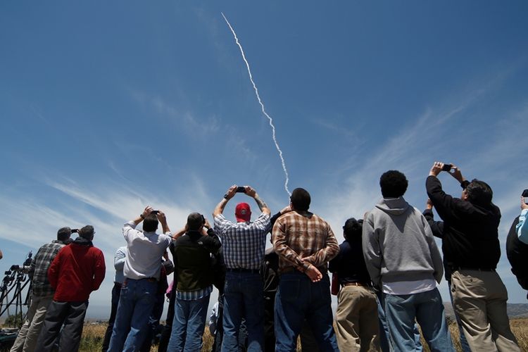 Warga berkerumun menyaksikan sebuah roket penangkal misil balistik antar-benua (ICBM) yang diluncurkan dari pangkalan AU Vandenberg, California dalam sebuah uji coba.