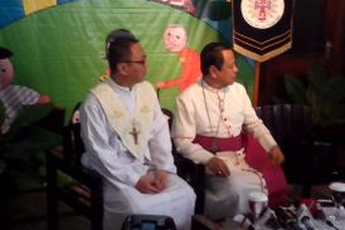 Uskup Agung Jakarta Mgr. Ignatius Sunaryo (kanan) di Gereja Katedral, Kamis (25/12/2014).