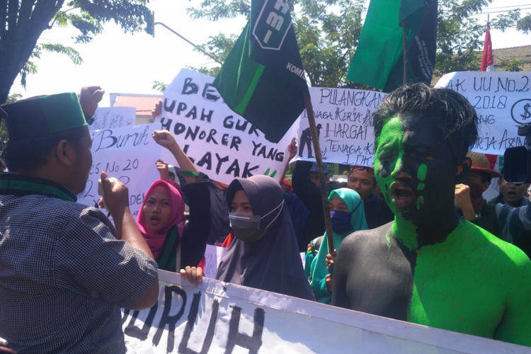 Massa HMI Kediri, Jawa Timur, saat aksi demo memperingati Hari Buruh dan Hardiknas di gedung DPRD Kota Kediri, Kamis (3/5/2018). Aksi itu sempat diwarnai kericuhan.