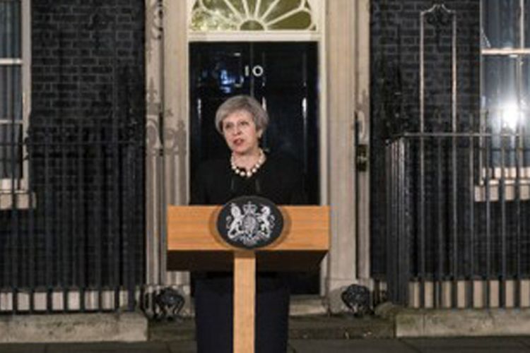 Perdana Menteri Inggris Theresa May berdiri di depan kediamannya di Downing Street di pusat Kota London, Rabu (22/3/2017) menyusul aksi teror yang terjadi di depan gedung parlemen Inggris.  
