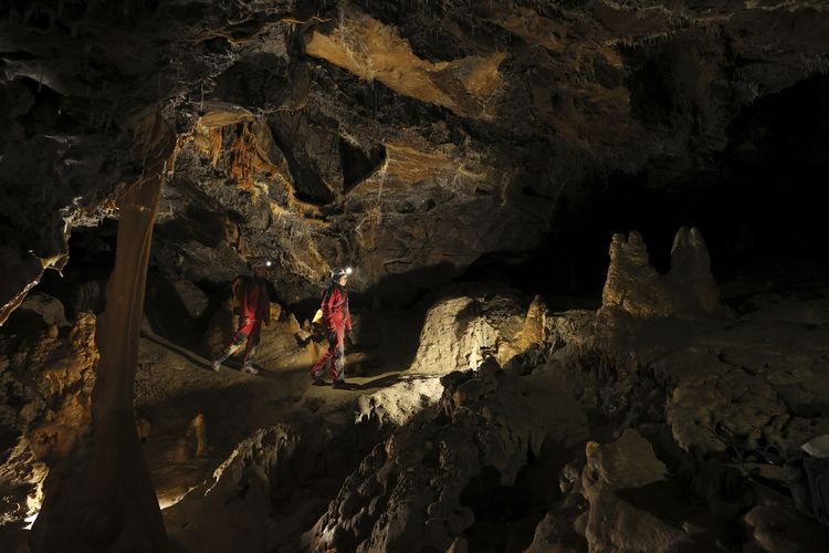 Foto dari Human Adaptation Institute pada Sabtu (24/4/2021) memperlihatkan para anggota eksperimen Deep Time menyusuri Goa Lombrives di Ussat les Bains, Perancis. Eksperimen untuk meneliti adaptasi manusia ini diikuti 15 peserta selama 40 hari.