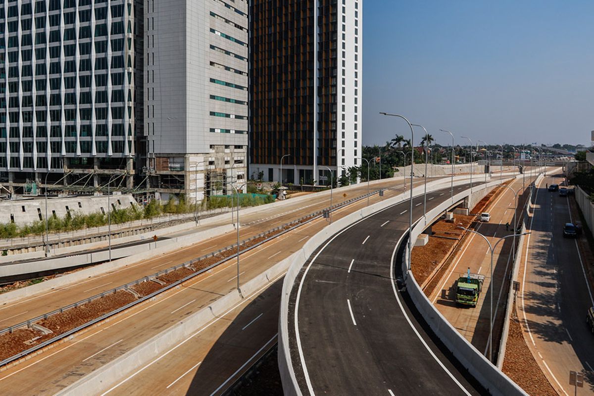 Kendaraan proyek melintasi proyek Tol Depok-Antasari Seksi I Antasari-Brigif/Cinere, Jakarta, Senin (10/9/2018). Tol sepanjang 5,8 kilometer tersebut siap dioperasikan  pada September 2018.