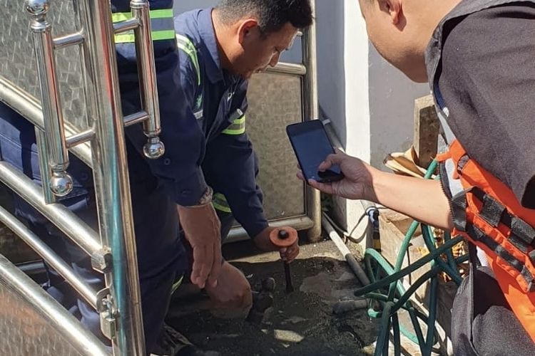 PAM Surabaya Bongkar Sambungan Air Ilegal di Perak Barat, Pelaku Bisa Dikenai Pidana
