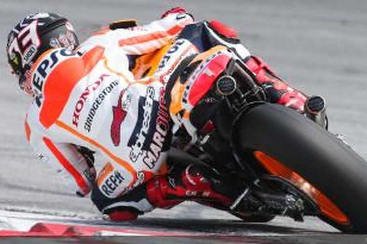 Pebalap Repsol Honda asal Spanyol, Marc Marquez menikung di Sirkuit Sepang, Malaysia pada sesi uji coba hari ketiga, Kamis (6/2/2014).