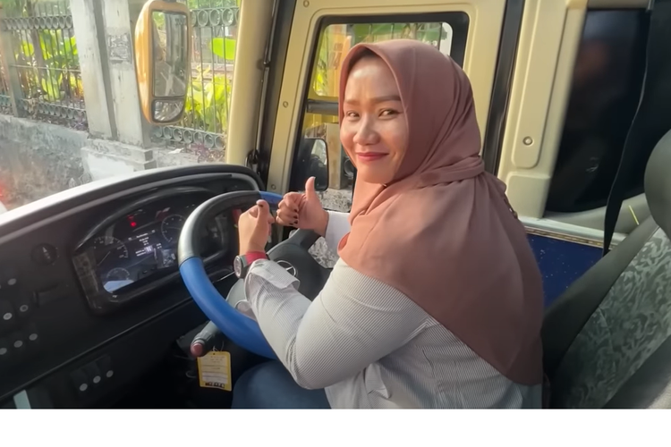 Wiwid, sopir  bus wanita di PO Mahendara Transport 