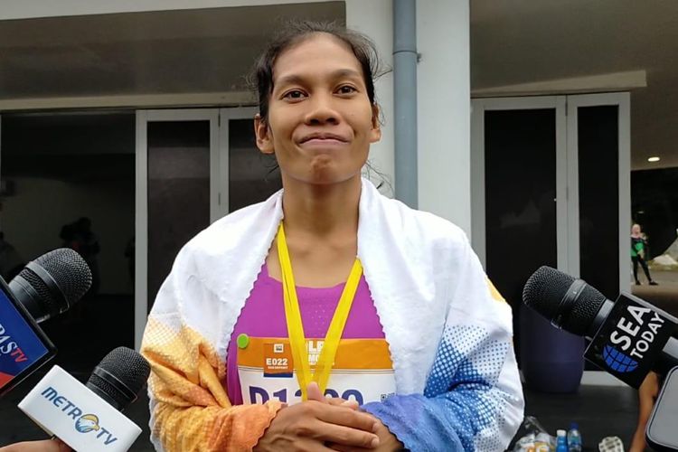 Atlet atletik Indonesia, Odekta Elvina Naibaho, seusai berlomba di LPS Monas Half Marathon di Istora Senayan, GBK, pada Minggu (2/7/2023).