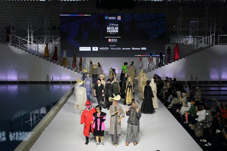 Deretan karya busana muslim dari sejumlah desainer dan brand fesyen ternama ditampilkan di atas runway Embracing Jakarta Muslim Fashion di Aquatic Gelora Bung Karno (GBK), Jakarta, (18/11/2021).