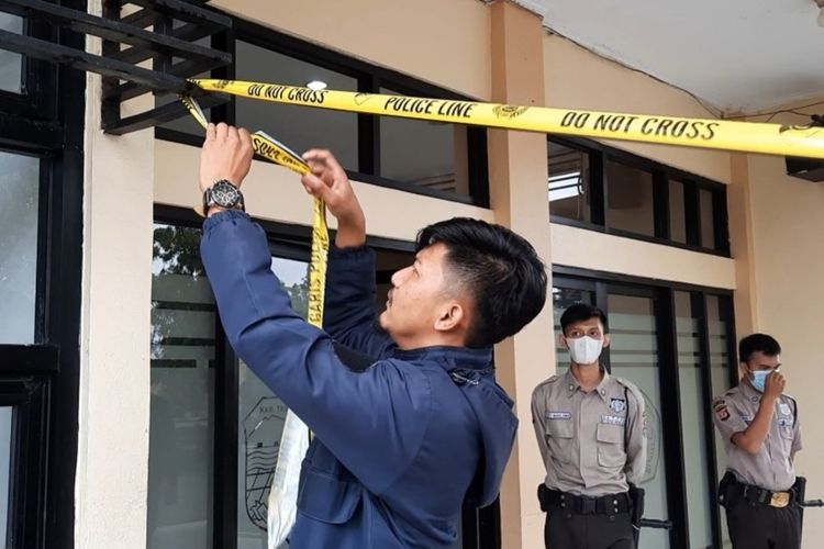 Kantor Dinas Pendidikan Kabupaten Tasikmalaya, Jawa Barat, disatroni kawanan rampok dan menggondol uang puluhan juta serta menyekap 3 petugas piket jaga malam, Senin (20/6/2022) dini hari.