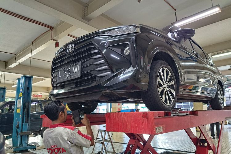 Servis mobil di bengkel resmi, pemeriksaan kondisi kaki-kaki