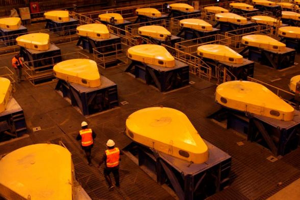 Staf PT Freeport Indonesia mengecek salah satu rangkaian proses flotasi atau pengapungan mineral, seperti tembaga, emas, dan perak, di salah satu pabrik pengolahan konsentrat, Tembagapura, Papua.