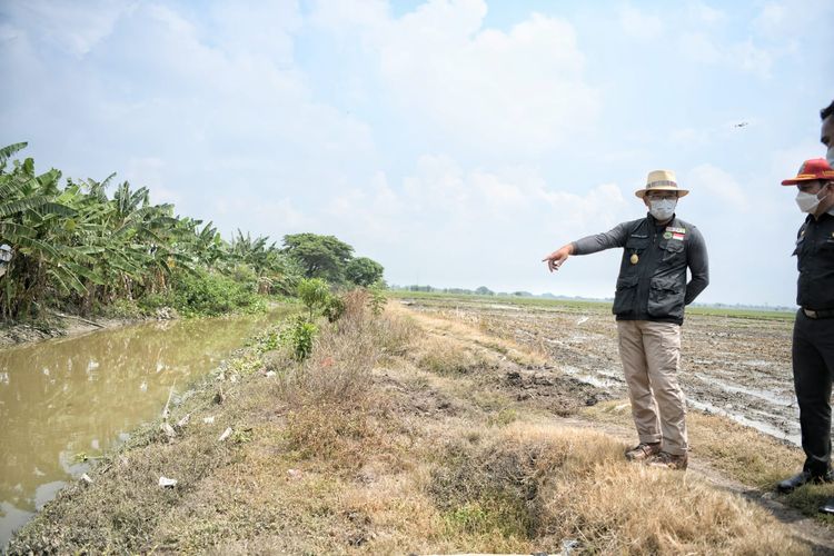 Gubernur Jawa Barat Ridwan Kamil saat meninjau sungai di kawasan Kabupaten Bekasi, beberapa waktu lalu.
