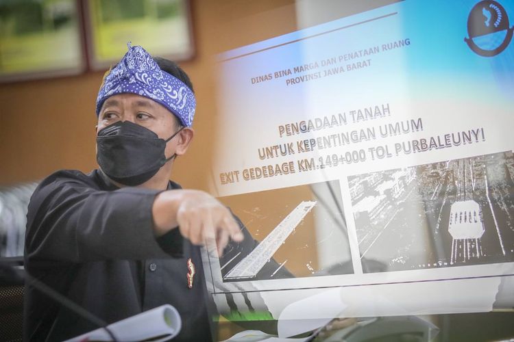 Sekda Kota Bandung Ema Sumarna saat memimpin rapat terkait Exit Tol Gedebage, Bandung.