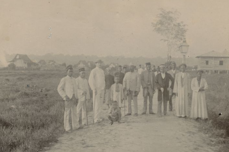 Foto H.R. Sinia dan bupati di Pelalawan dekat Siak Sri Indrapoera tahun 1910