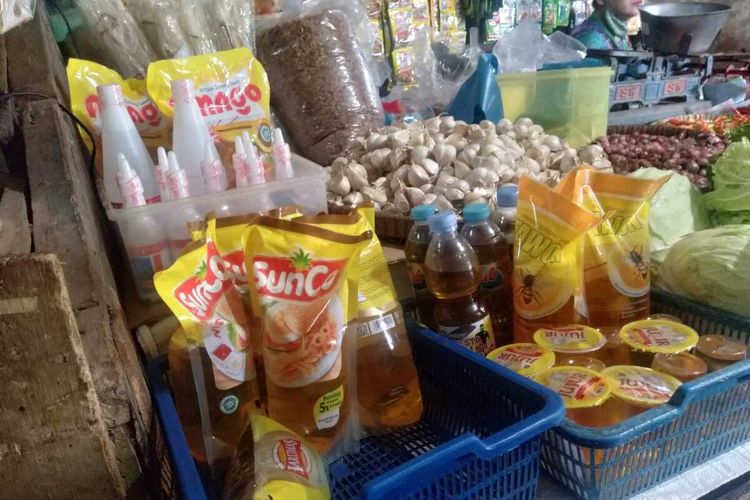 MinyakKita di pasar tradisional Kota Semarang mahal dan langka. Kamis (2/2/2023)
