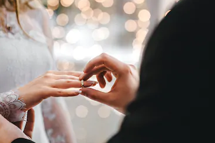 Setelah sah menikah secara agama, pasangan suami istri harus mengurus pencatatan pernikahan untuk mendapatkan akta perkawinan. 