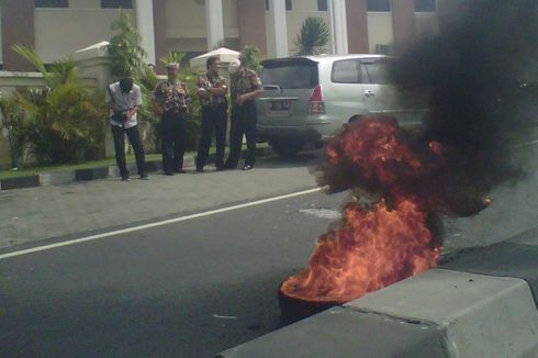 Aksi Bakar Ban Warnai Sidang Kasus Cebongan