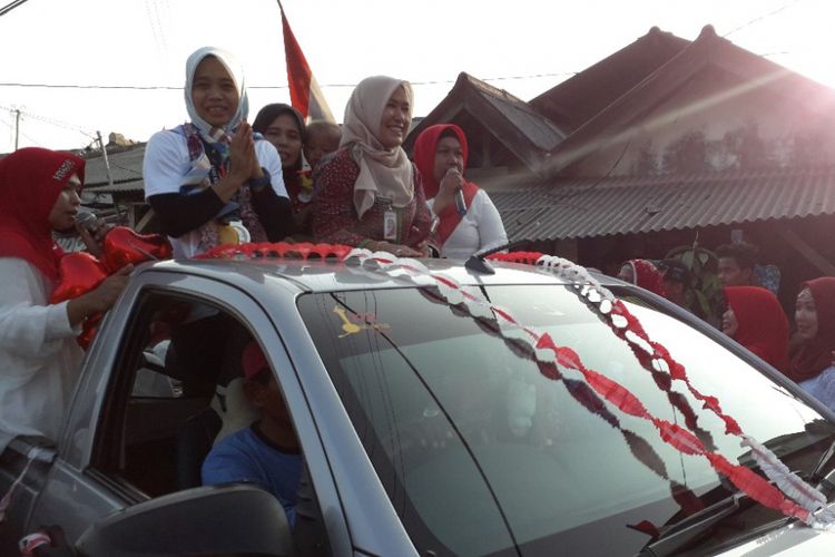 Atlet panjat tebing Puji Lestari saat diarak menuju rumahnya di kawasan Marunda, Kamis (30/8/2018).