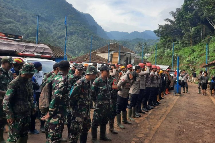 Pencarian 2 Wisatawan Terseret Longsor di Curug Cileat Subang Dilanjutkan, Tim SAR Susuri Sungai