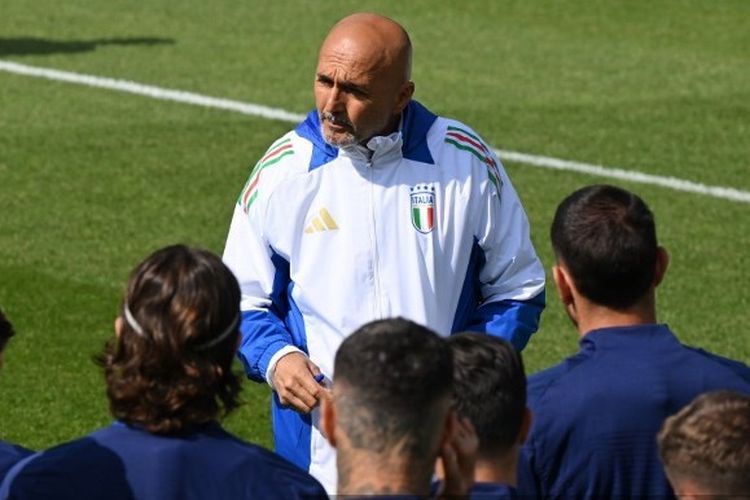 Pelatih Italia, Luciano Spalletti, berbicara kepada pemain dalam sesi latihan di Gelsenkirchen, Jerman, pada 19 Juni 2024. 