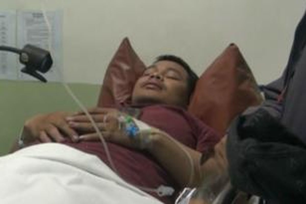 Korban penembakan, AS (29), mendapatkan perawatan medis di Rumah Sakit Satria Negara, Sunter, Jakarta Utara, Sabtu (20/6/2015), usai menjalani operasi pengangkatan proyektil  yang bersarang di tubuhnya.
