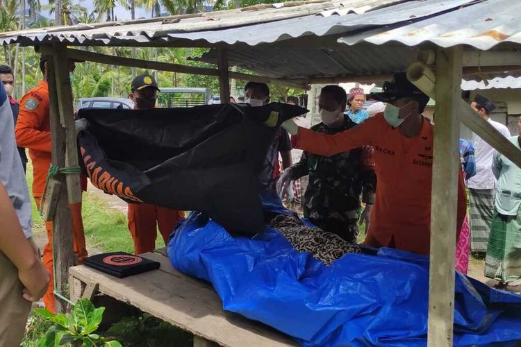 Suasana evakuasi jenazah RHS wanita yang ditemukan meninggal di Pantai Setangi