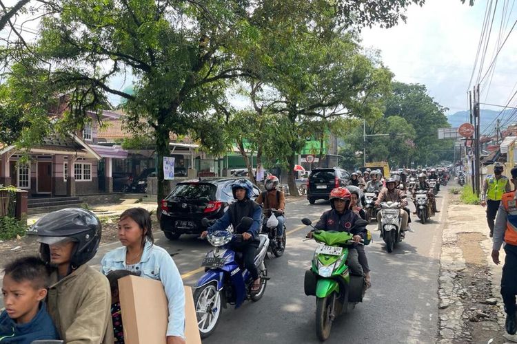 Sejumlah kendaraan tengah melintas di pertigaan Sadu, Kabupaten Bandung, Jawa Barat, pada Minggu (31/12/2023) sejumlah kendaraan tersebut mengarah ke Pasir Jambu, Ciwidey, Rancabali (Pacira)
