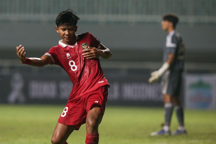 Pemain timnas U17 Indonesia Arkhan Kaka berselebrasi usai membobol gawang timnas U17 Uni Emirat Arab pada laga Kualifikasi Piala Asia U17 2023 di Stadion Pakansari, Kabupaten Bogor, Rabu (5/10/2022). Indonesia menang dengan skor 3-2.
