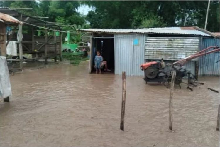 Rumah warga di Desa Tualene, Kecamatan Biboki Utara Kabupaten Timor Tengah Utara (TTU), Nusa Tenggara Timur (NTT), terendam banjir