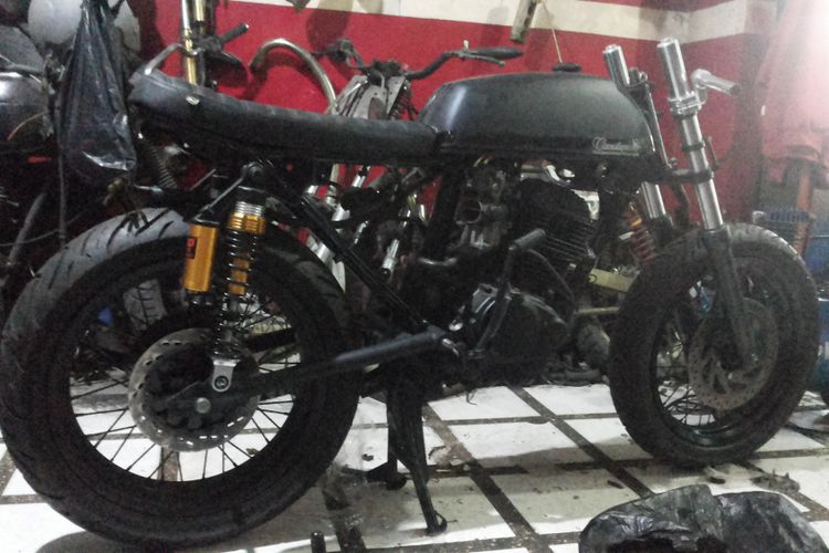 Salah satu sepeda motor yang sedang dalam proses dimodifikasi bergaya retro di bengkel Clacustique, Depok, Senin (19/2/2018).