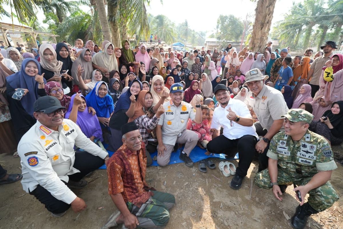 Kasatgas PRR Tito bersama para penyintas bencana di Desa Sekumur, Kecamatan Sekerak, Kabupaten Aceh Tamiang, Aceh, Sabtu (4/4/2026).