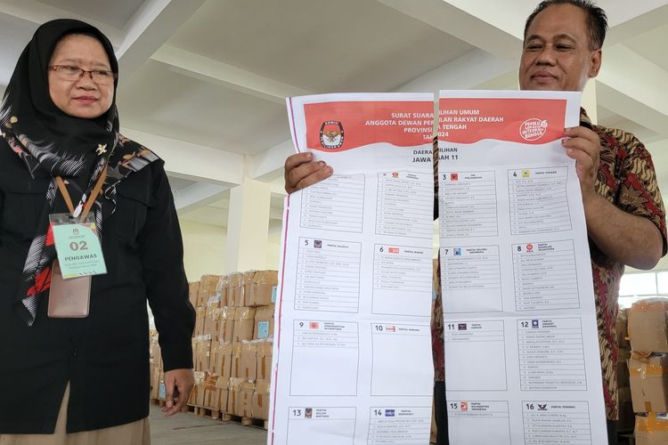 Petugas menunjukkan surat suara yang terbelah menjadi dua bagian di gudang logsitik KPU Banyumas, Jawa Tengah, Rabu (10/1/2024).