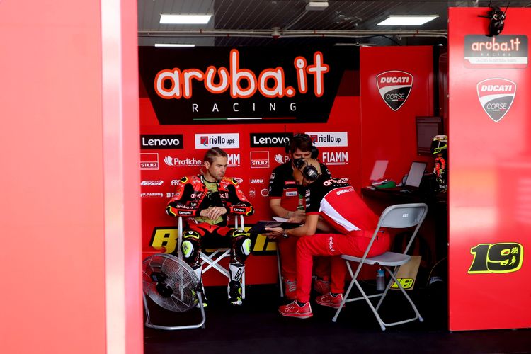 Pembalap asal Spanyol Alvaro Bautista sedang berdiskusi sebelum Superpole Race World Superbike 2022 di Sirkuit Pertamina Mandalika, Lombok, Nusa Tenggara Barat, Minggu (13/11/2022) siang.