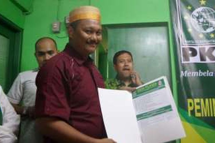 Kader Front Kelompok Pemuda Bugis-Makassar Bukhari mendaftarkan diri menjadi cagub DKI ke Partai Kebangkitan Bangsa. 