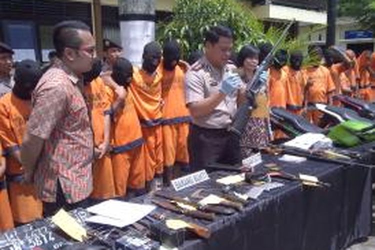 Para pelaku begal motor di Kabupaten Malang, Jawa Timur, yang berhasil dibekuk polisi Polres Malang saat melakukan operasi Sikat Semeru 2015. Jumat (27/2/2015).